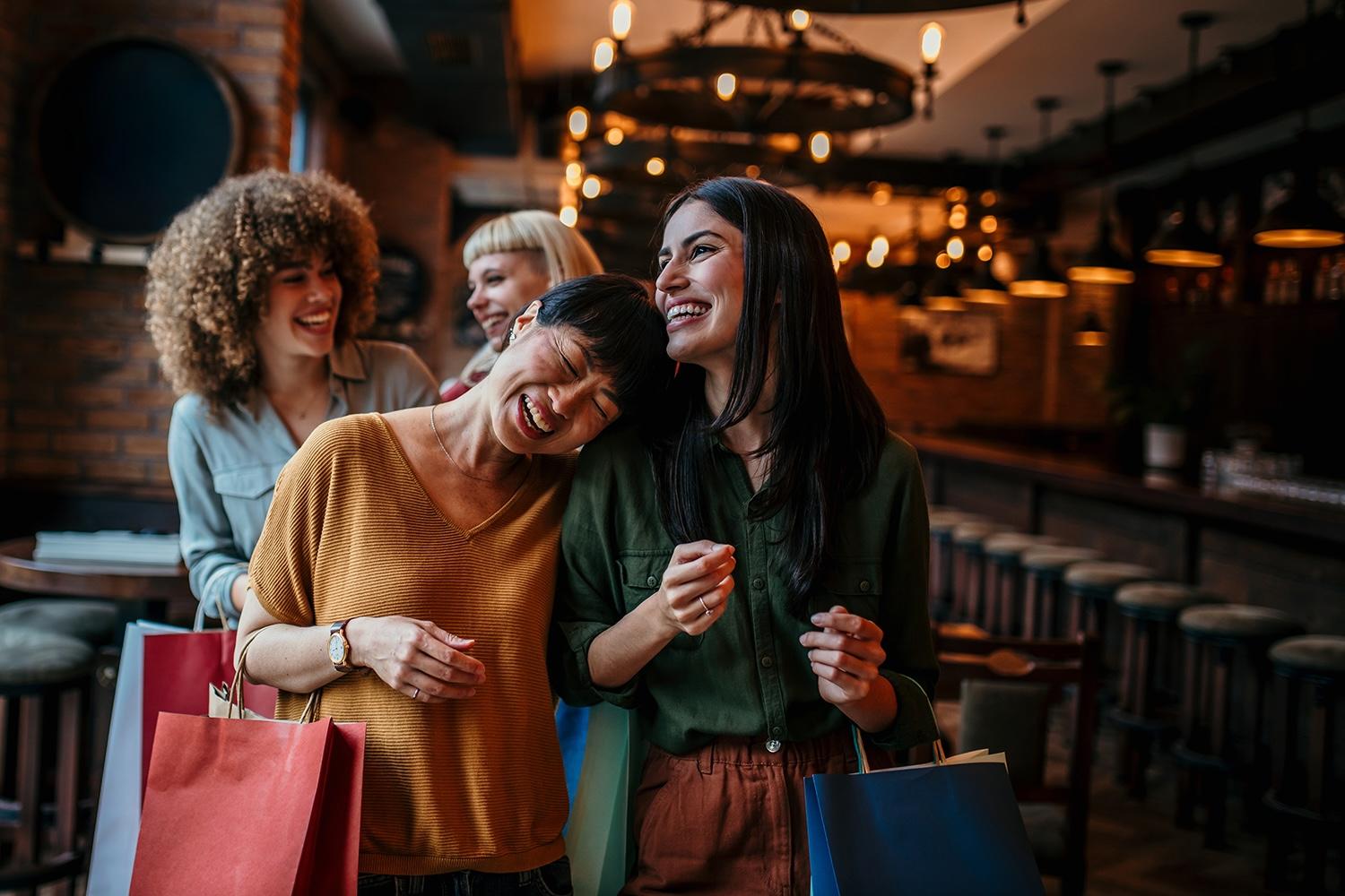 Eine Gruppe von Freunden übt eine neue Sprache, die sie gelernt haben.
